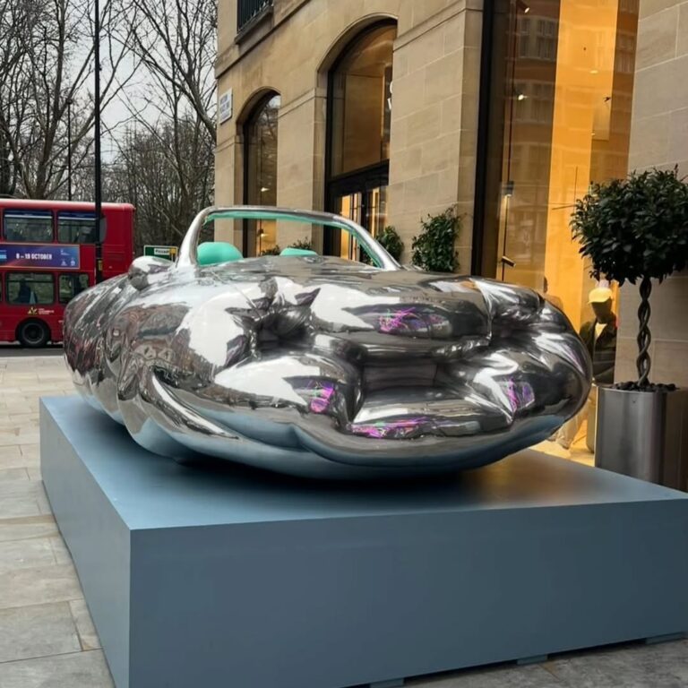 I was very happy to visit Fat Car with my dear daughter, which is displayed in front of the Berkeley Hotel in London.#fatcar