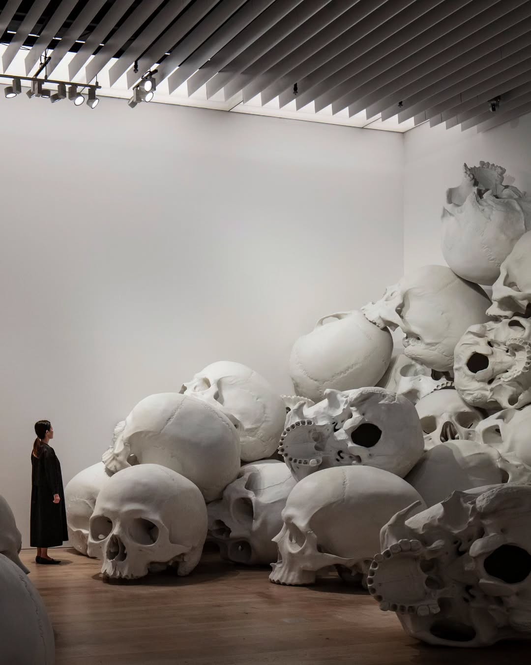 On view at the Mori Art Museum in Tokyo, Japan: Ron Mueck — image 1. Images: Ron Mueck, installation views, Mori Museum, 2026. Photos: Masaya Yoshimura. Courtesy of Fondation Cartier pour l’art contemporain.