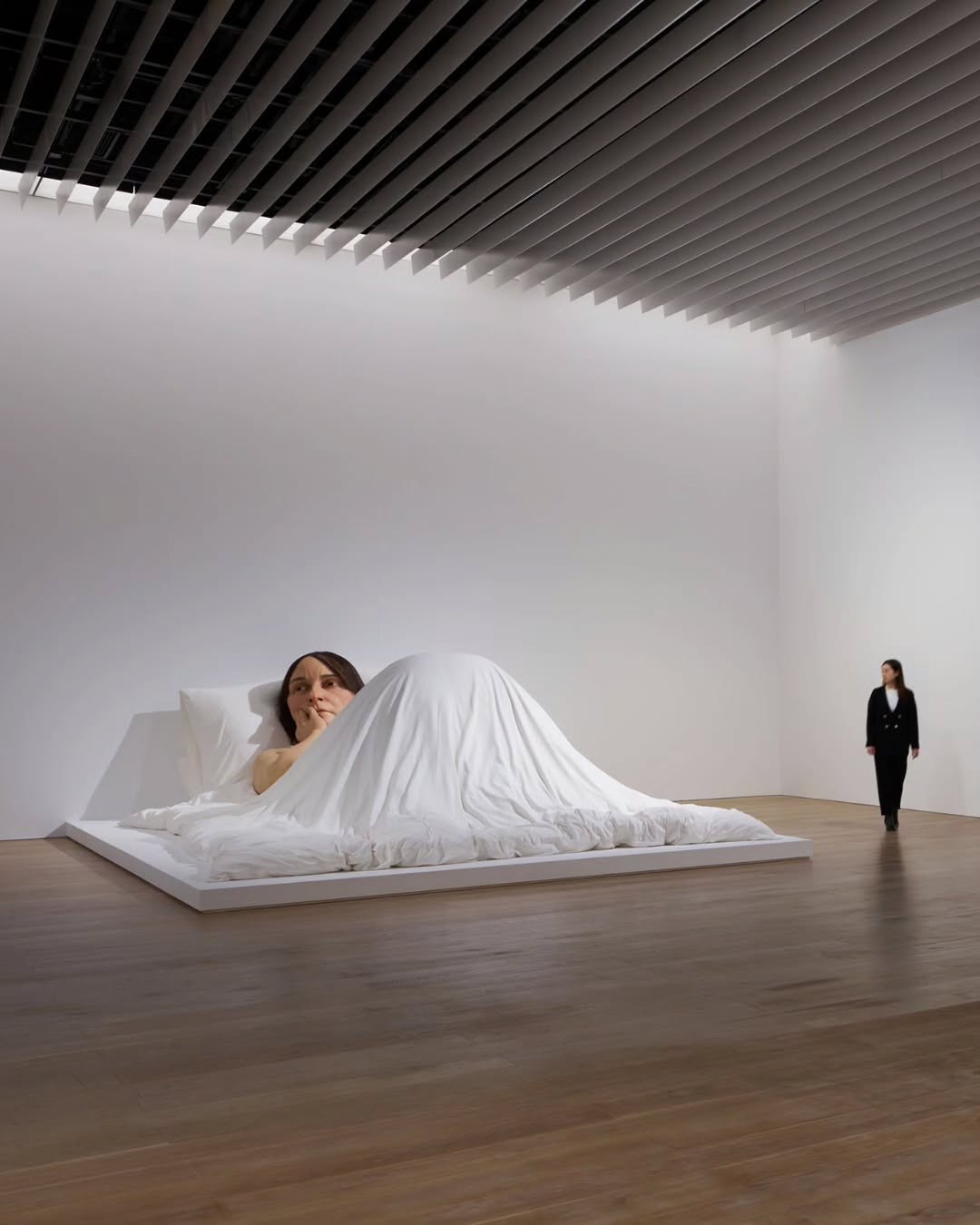 On view at the Mori Art Museum in Tokyo, Japan: Ron Mueck — image 7. Images: Ron Mueck, installation views, Mori Museum, 2026. Photos: Masaya Yoshimura. Courtesy of Fondation Cartier pour l’art contemporain.
